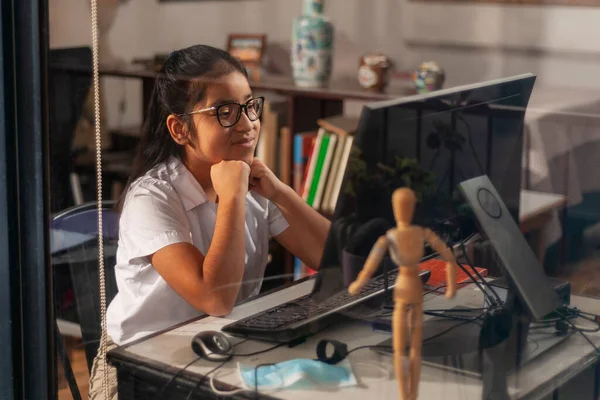 Mutlu Giel Coronavirus ya da Cvid-19 dersleri alıyor..