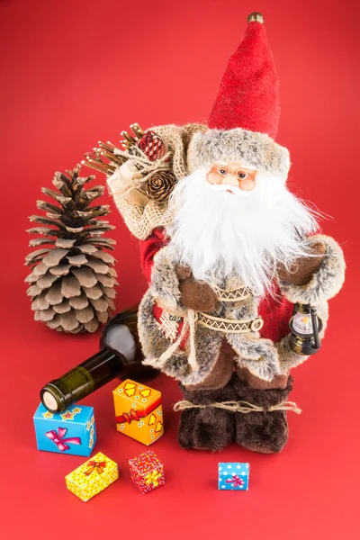 Santa Claus, botella de vino, pincono y colorido regalo de Navidad bo — Foto de Stock