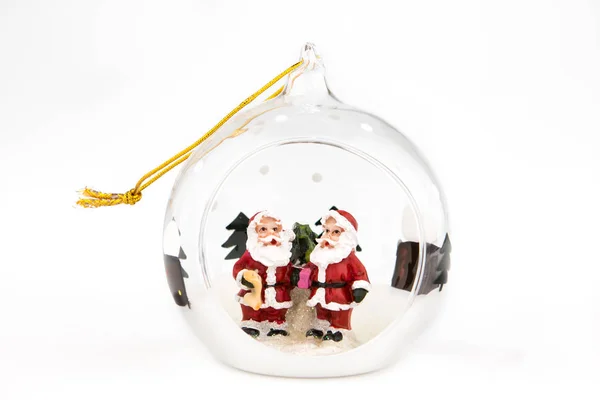 Bola de Navidad transparente con Santas en el interior aislado en blanco — Foto de Stock