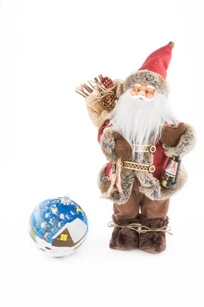 Muñeca de Santa Claus vintage y una bola de Navidad pintada a mano — Foto de Stock