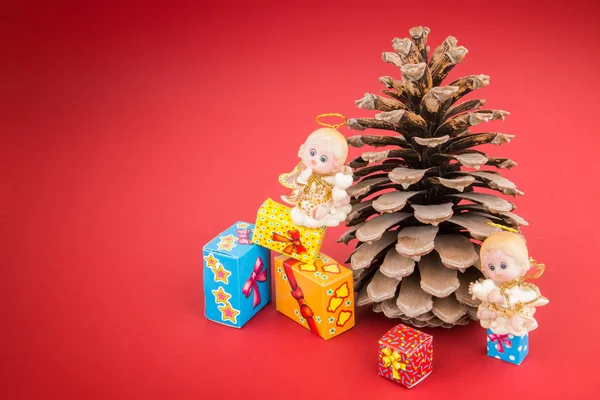 Ángeles de cerámica, pincono y coloridas cajas de regalo de Navidad — Foto de Stock
