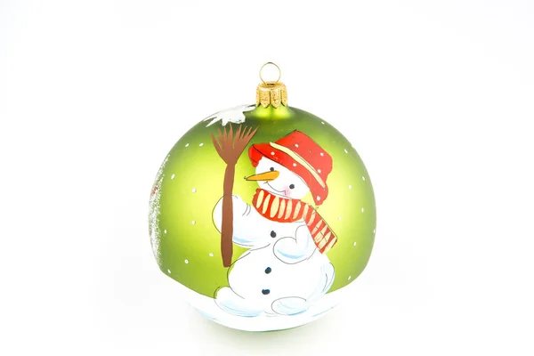 Weihnachtskugel mit Schneemann, handbemalt, isoliert auf weiß — Stockfoto