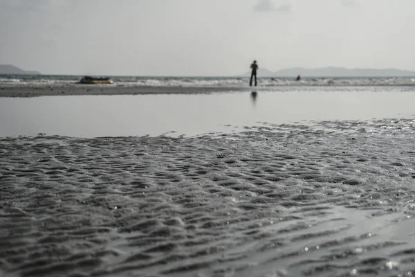 Muž, který stojí u moře — Stock fotografie