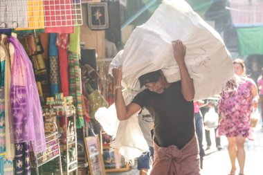 Büyük bir çanta piyasasında holding işçi 