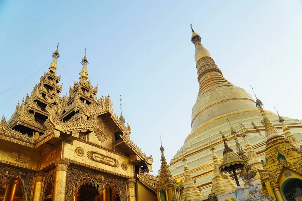 The Shwedagon Pagoda en Rangún, Myanmar — Foto de Stock