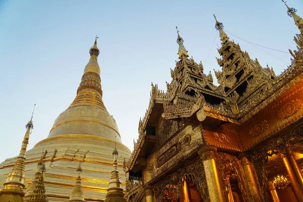 The Shwedagon Pagoda en Rangún, Myanmar — Foto de Stock