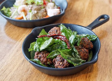 Tayland kızarmış baharatlı domuz topu