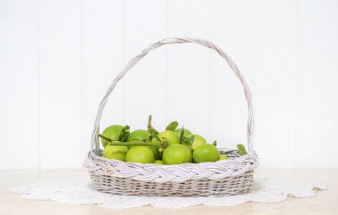 Mutfakta beyaz sepet kireç