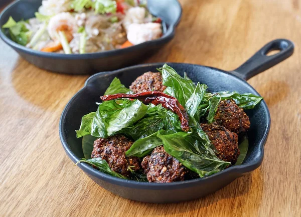 Tayland kızarmış baharatlı domuz topu