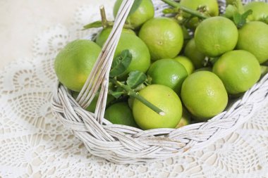 Kireç beyaz sepet içinde yukarı kapatın