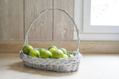 Mutfakta beyaz sepet kireç