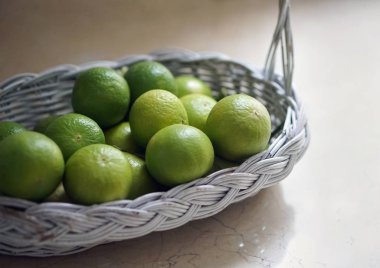 Kireç beyaz sepet içinde yukarı kapatın