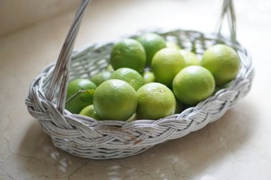 Kireç beyaz sepet içinde yukarı kapatın