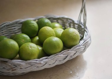 Kireç beyaz sepet içinde yukarı kapatın