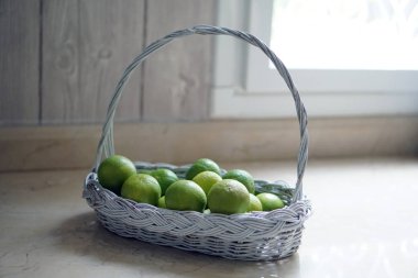 Mutfakta beyaz sepet kireç