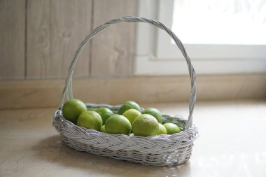 Mutfakta beyaz sepet kireç