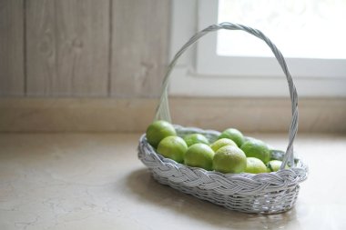 Mutfakta beyaz sepet kireç