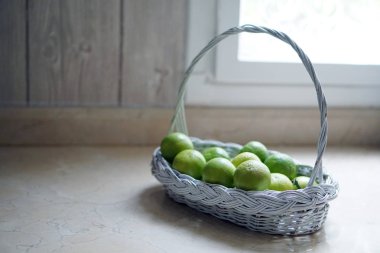 Mutfakta beyaz sepet kireç