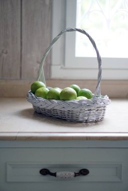 Mutfakta beyaz sepet kireç