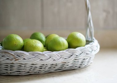 Kireç beyaz sepet içinde yukarı kapatın