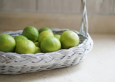 Kireç beyaz sepet içinde yukarı kapatın