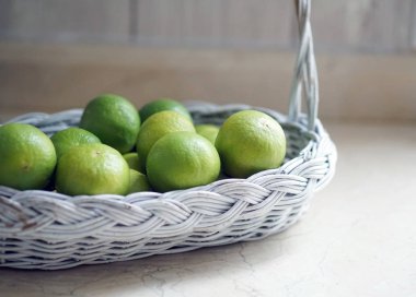 Kireç beyaz sepet içinde yukarı kapatın