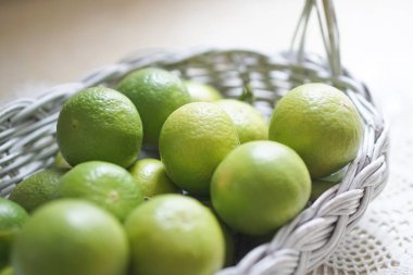 Kireç beyaz sepet içinde yukarı kapatın