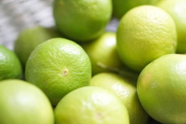 Kireç beyaz sepet içinde yukarı kapatın