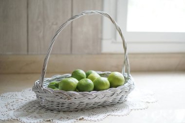 Mutfakta beyaz sepet kireç