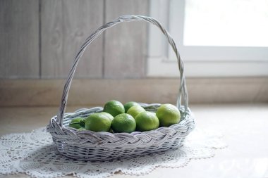 Mutfakta beyaz sepet kireç