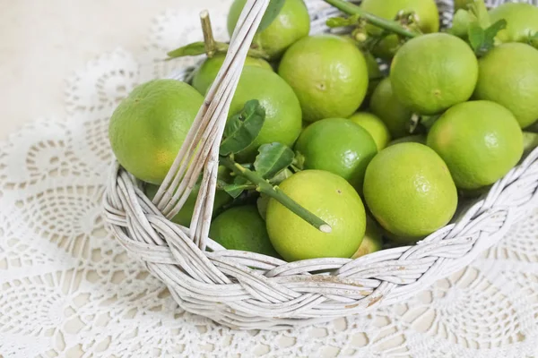 Kireç beyaz sepet içinde yukarı kapatın