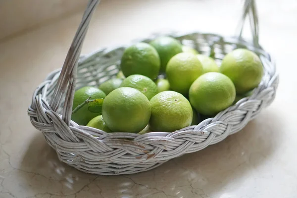 Kireç beyaz sepet içinde yukarı kapatın