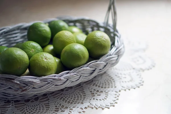 Kireç beyaz sepet içinde yukarı kapatın