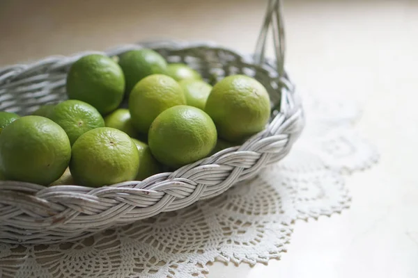 Kireç beyaz sepet içinde yukarı kapatın