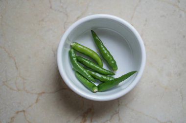 küçük bir kasede yeşil biber