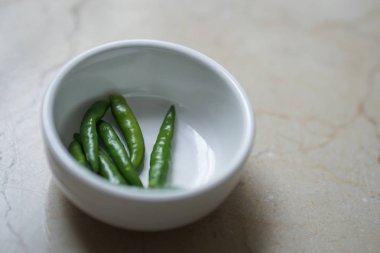 küçük bir kasede yeşil biber