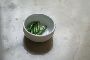 küçük bir kasede yeşil biber