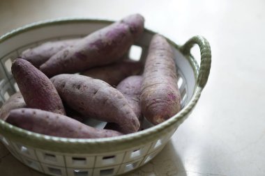 tatlı patates bir sepet içinde yukarı kapatın
