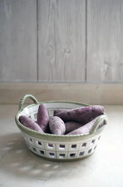 Lila sötpotatis i en korg — Stockfoto