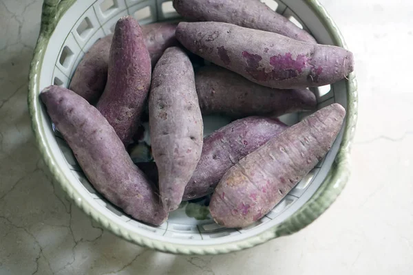 Close-up van zoete aardappel in een mandje — Stockfoto
