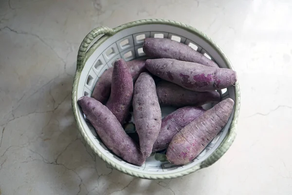 tatlı patates bir sepet içinde yukarı kapatın