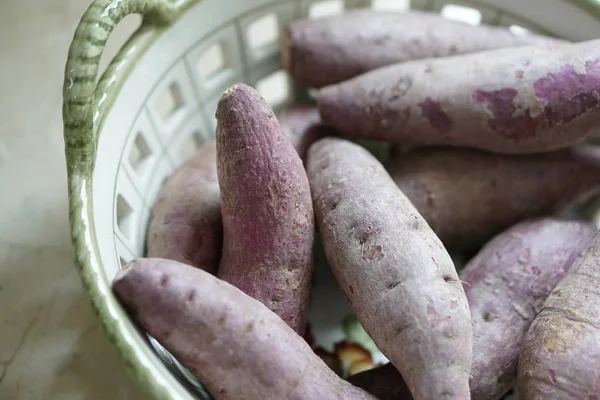 tatlı patates bir sepet içinde yukarı kapatın