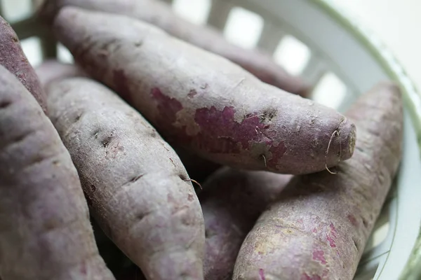 tatlı patates bir sepet içinde yukarı kapatın