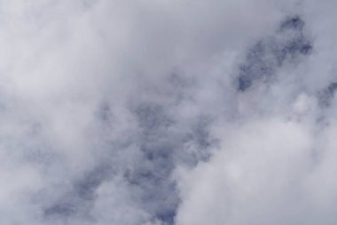 mavi gökyüzü ve beyaz bulut arkaplanı