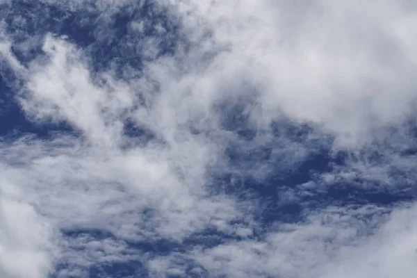 Céu azul e fundo nuvem branca — Fotografia de Stock