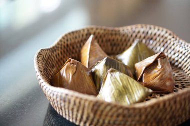 Dolma hamur piramit tatlı üzerinde bambu desen sepet