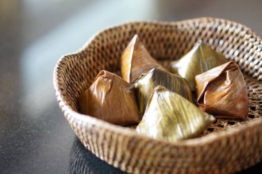 Dolma hamur piramit tatlı üzerinde bambu desen sepet