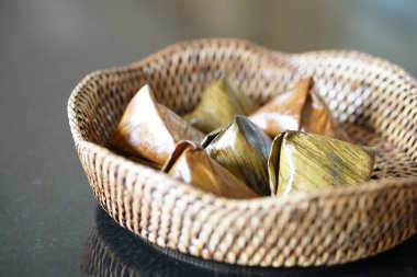 Dolma hamur piramit tatlı üzerinde bambu desen sepet