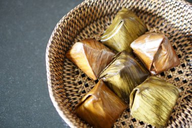 Dolma hamur piramit tatlı üzerinde bambu desen sepet