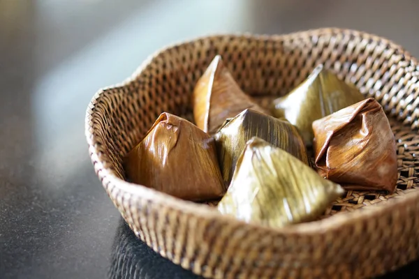 Dolma hamur piramit tatlı üzerinde bambu desen sepet